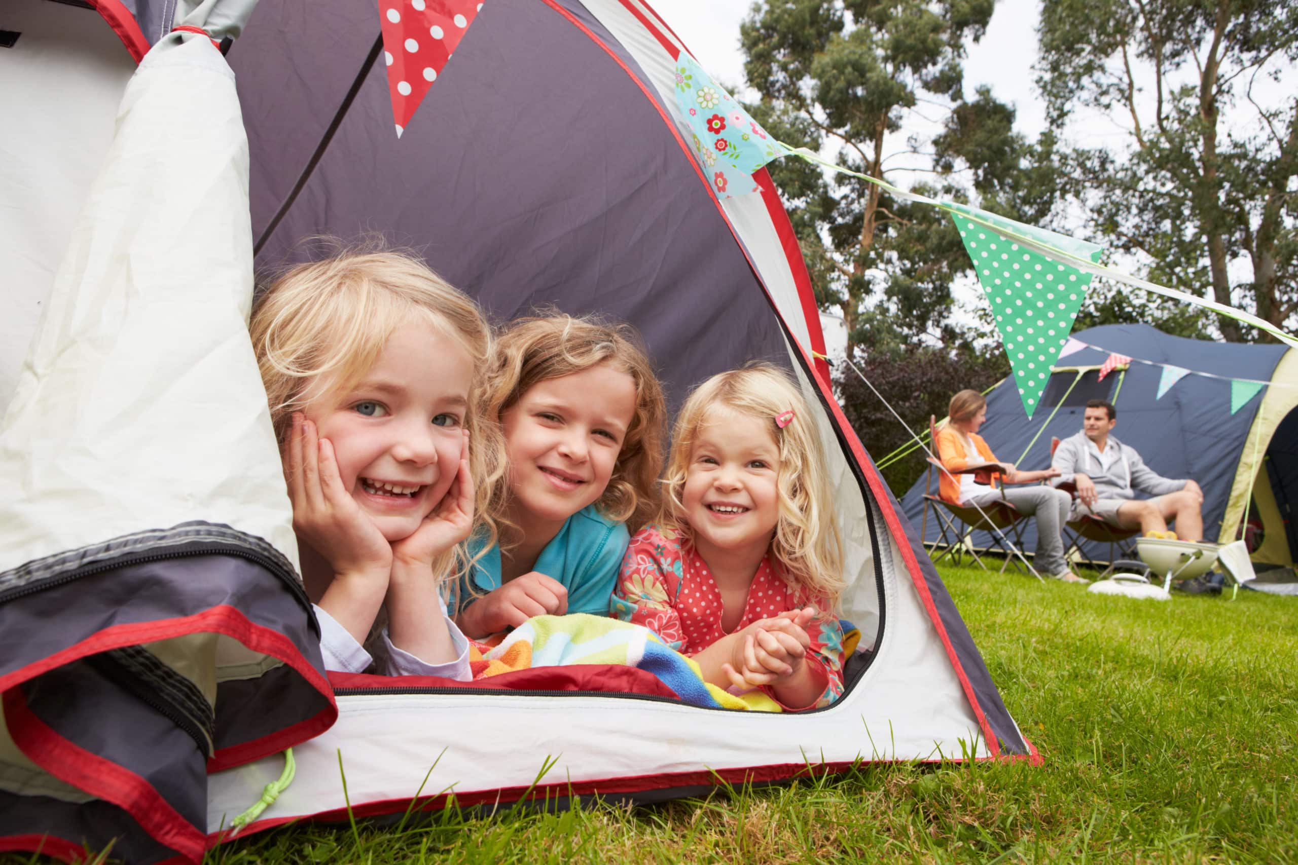 petites filles dans une tente de camping, tourisme et réalité virtuelle