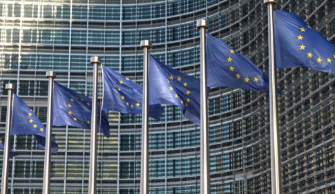 Europafahnen vor der EU-Kommission Brüssel9